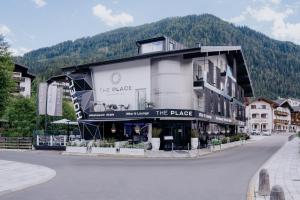 duży budynek po stronie ulicy w obiekcie The Place Boutique & Design Hotel Flachau w mieście Flachau