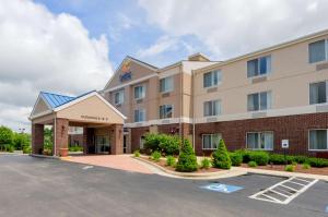 una representación de un hotel con aparcamiento en Comfort Inn & Suites Hillsville I-77, en Hillsville