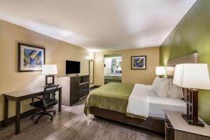 Postel nebo postele na pokoji v ubytování Quality Inn & Suites Garland - East Dallas