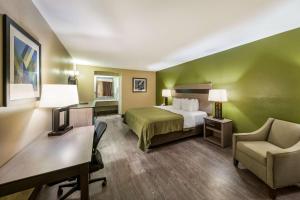 Postel nebo postele na pokoji v ubytování Quality Inn & Suites Garland - East Dallas