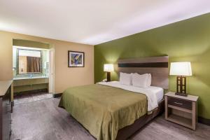 Postel nebo postele na pokoji v ubytování Quality Inn & Suites Garland - East Dallas