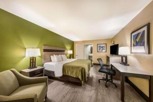 Postel nebo postele na pokoji v ubytování Quality Inn & Suites Garland - East Dallas