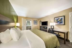 TV a/nebo společenská místnost v ubytování Quality Inn & Suites Garland - East Dallas