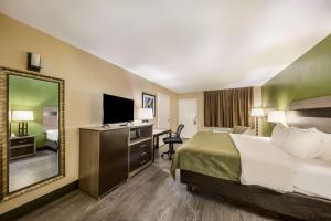 Postel nebo postele na pokoji v ubytování Quality Inn & Suites Garland - East Dallas