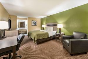 Postel nebo postele na pokoji v ubytování Quality Inn & Suites Garland - East Dallas