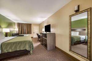 Postel nebo postele na pokoji v ubytování Quality Inn & Suites Garland - East Dallas