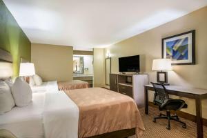Postel nebo postele na pokoji v ubytování Quality Inn & Suites Garland - East Dallas
