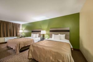 Postel nebo postele na pokoji v ubytování Quality Inn & Suites Garland - East Dallas