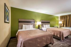Postel nebo postele na pokoji v ubytování Quality Inn & Suites Garland - East Dallas