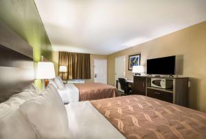 Postel nebo postele na pokoji v ubytování Quality Inn & Suites Garland - East Dallas