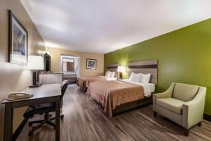 Postel nebo postele na pokoji v ubytování Quality Inn & Suites Garland - East Dallas