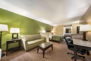 Posezení v ubytování Quality Inn & Suites Garland - East Dallas