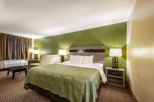 Postel nebo postele na pokoji v ubytování Quality Inn & Suites Garland - East Dallas