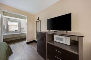 TV a/nebo společenská místnost v ubytování Quality Inn & Suites Garland - East Dallas