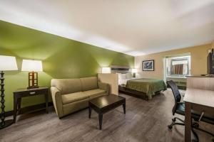 Posezení v ubytování Quality Inn & Suites Garland - East Dallas