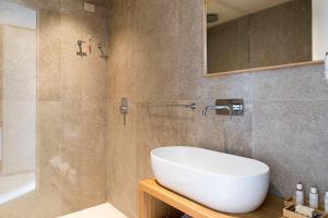 A bathroom at Rocca dei Saraceni