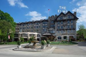 um grande edifício com uma fonte em frente em The Elms Hotel & Spa, a Destination by Hyatt Hotel em Excelsior Springs