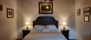 1 dormitorio con 1 cama con 2 lámparas en las mesas en Gelei Guesthouse 