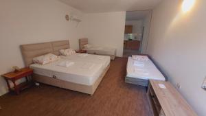 um pequeno quarto com 2 camas e uma mesa em Guesthouse Mixe em Budva