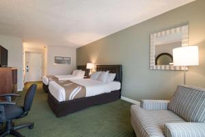 um quarto de hotel com duas camas e um sofá em Quality Inn & Suites em Auburn