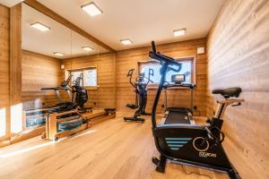 - une salle de sport avec des tapis de course et des vélos d'exercice dans l'établissement Apartment Sipo Alpe D'Huez - by EMERALD STAY, à L'Alpe-d'Huez