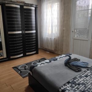 Habitación con cama en el medio de una habitación en Enjoy The Hostel en Batumi