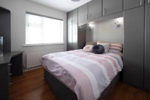 Кровать или кровати в номере Rose Haven private home between Dungannon & Omagh