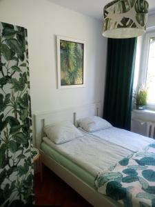 sypialnia z łóżkiem i oknem w obiekcie ul.Powstania Wielkopolskiego 18 w mieście Gdynia