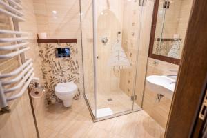 W łazience znajduje się prysznic, toaleta i umywalka. w obiekcie Osada Koszałkowo Wieżyca w mieście Szymbark