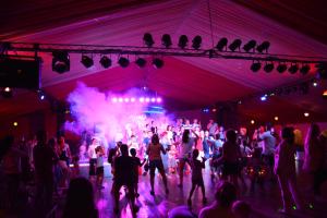 een groep mensen die dansen op een feest in een tent bij Phoenicia Holiday Resort in Mamaia Nord – Năvodari