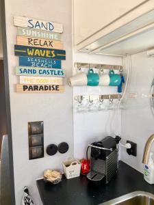 Houseboat Seabreeze的厨房或小厨房