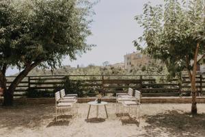 a group of chairs and a table in a yard at da COSO in Ripatransone