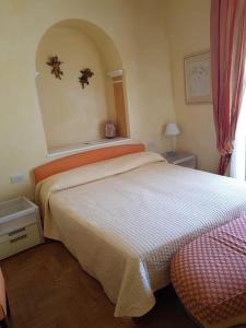 ein Schlafzimmer mit einem großen Bett in einem Zimmer in der Unterkunft B&B Borgo Antico in Porto San Giorgio