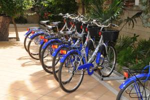 una fila di bici blu parcheggiate l'una accanto all'altra di Hotel Florence a San Benedetto del Tronto