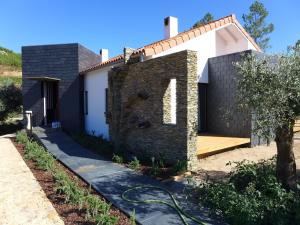 a house with a hose attached to it at Casas da Fontanheira in Marvão