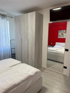 um quarto com uma cama e um espelho grande em Apartment Verdi BARDOLINO em Bardolino