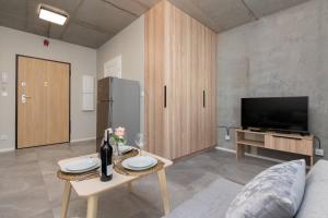 Televízia a/alebo spoločenská miestnosť v ubytovaní Modern Studio in Gdańsk, Rybaki Górne by Renters
