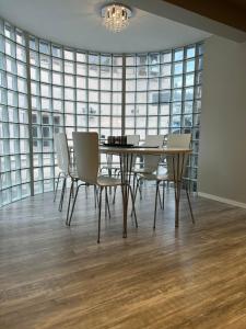 comedor con mesa y sillas en Notodden Sentrum Apartment NO 9, en Notodden