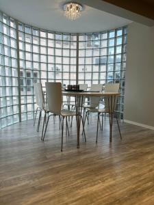 a dining room with a table and chairs at Notodden Sentrum Apartment NO 9 in Notodden