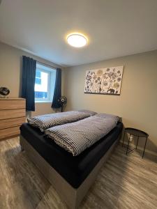 1 dormitorio con 2 camas y ventana en Notodden Sentrum Apartment NO 9 en Notodden