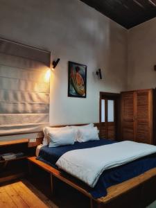 um quarto com uma cama grande e uma estrutura em madeira em Deodar Homestay em Almora