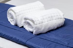einen Stapel Handtücher auf dem Bett in der Unterkunft Astor Hotel in Bauru