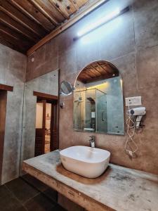 uma casa de banho com um lavatório e um espelho em Deodar Homestay em Almora