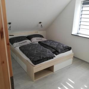 una camera da letto con un letto con lenzuola nere e una finestra di Ferienwohnung Wittenburg 2 a Wittenburg