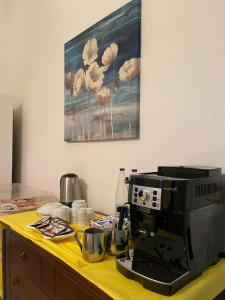 um balcão de cozinha com comodidades para preparar café e um micro-ondas em Fattoria della Sabatina em La Sabatina