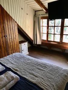 um quarto com uma cama e duas janelas em Nueva Serena em San Carlos de Bariloche
