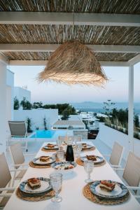 un tavolo con piatti di cibo in cima a una casa di Sunsenses villa Ariadne a Piso Livadi