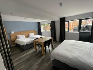 Postel nebo postele na pokoji v ubytování Loch Lomond Hotel
