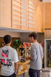 Jacobs Inn Barcelona في برشلونة: رجلان يقفان في مطبخ يجهزان الطعام