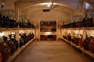 ウィーンにあるウィーナー ゲステ ツィマーのワインのボトルがたくさん入った部屋
